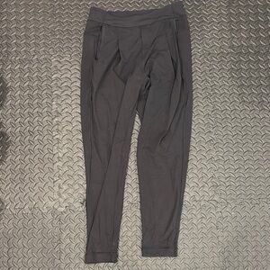 lululemon athletica Black pants, relaxed tapered Design size 4